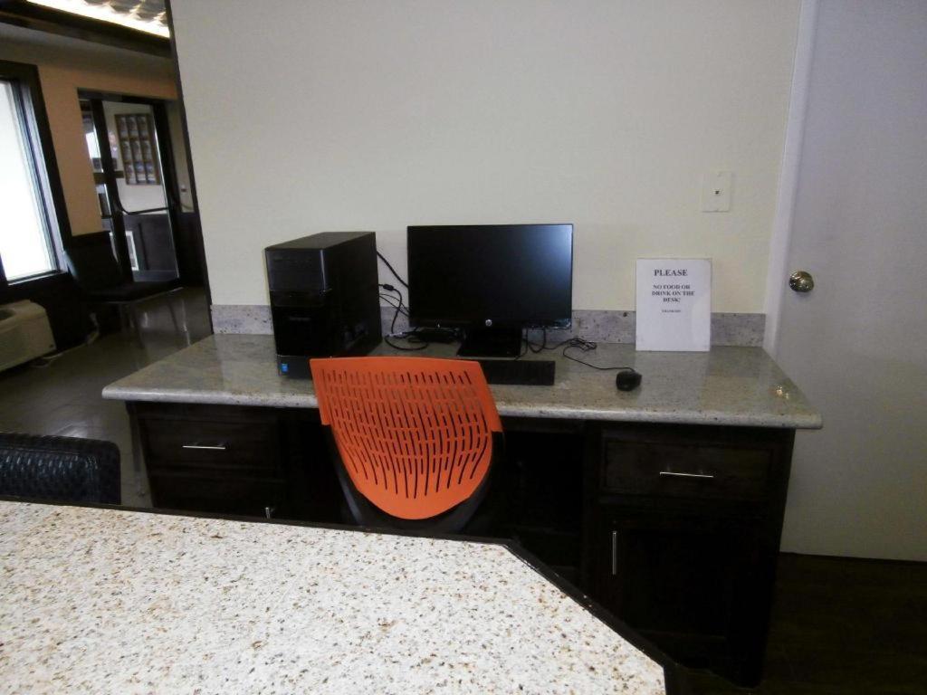 Americas Best Value Inn & Suites Thief River Falls Exterior foto