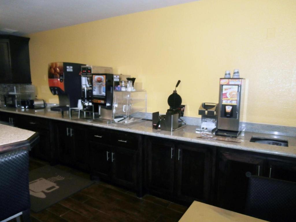 Americas Best Value Inn & Suites Thief River Falls Exterior foto